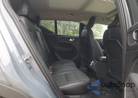 2021 Volvo Xc40 T5 Momentum z USA, uszkodzony, nr VIN YV4162UK7M2563404